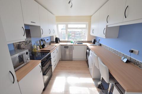 2 bedroom flat for sale, Stirling Close, New Milton, Hampshire. BH25 6AR