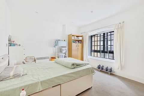 2 bedroom flat to rent, Cayenne Court, London
