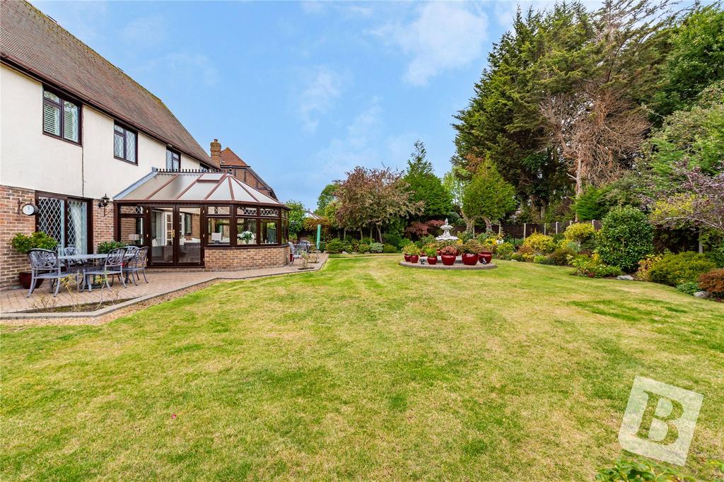 Fordyce Close, Emerson Park, RM11 5 bed detached house for sale £