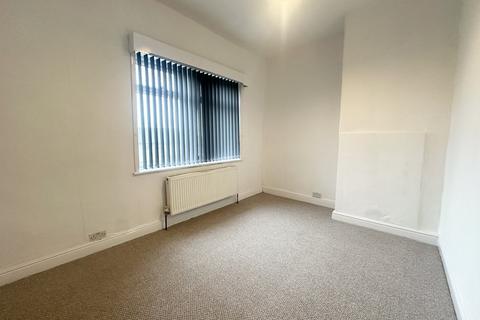 2 bedroom terraced house to rent, Beaumont Square, Pudsey