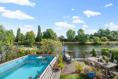 12 The Island, Thames Ditton, KT7 0SH