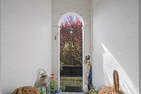 12 The Island, Thames Ditton, KT7 0SH