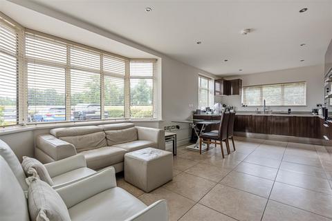 2 bedroom flat for sale, Royal Connaught Drive, Bushey WD23