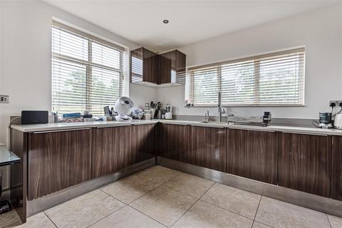 2 bedroom flat for sale, Royal Connaught Drive, Bushey WD23