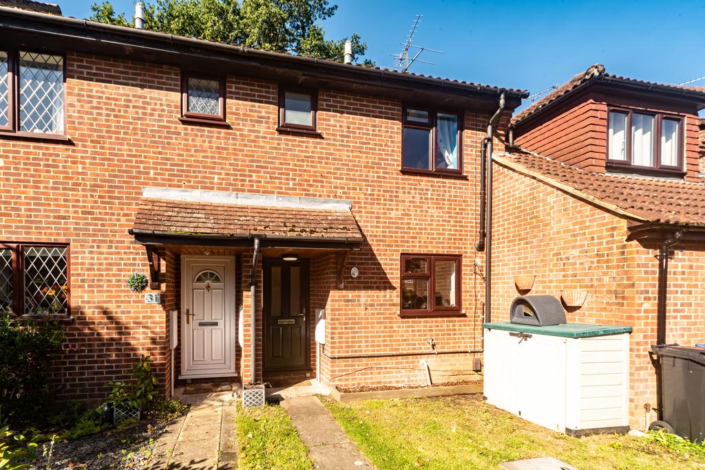 Yateley GU46 2 bed terraced house for sale £325,000