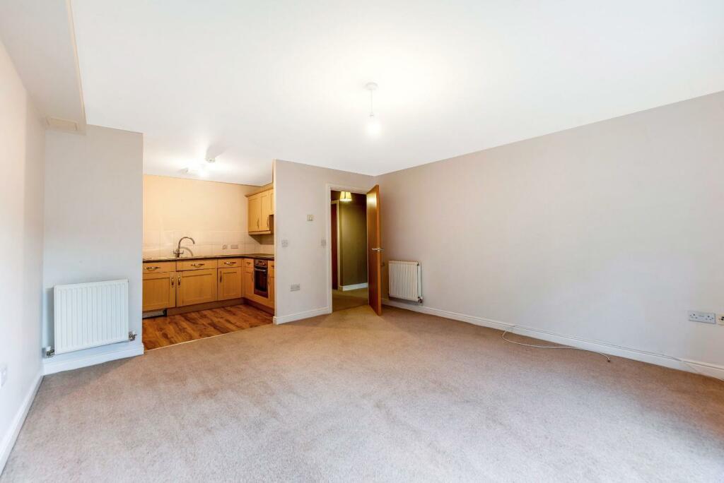 Esparto Way, Dartford DA4 1 bed apartment to rent £1,250 pcm (£288 pw)