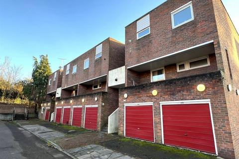 3 bedroom maisonette for sale, Goldcliff Close, Morden SM4