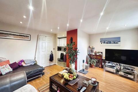 2 bedroom flat for sale, Bennington Drive, Borehamwood