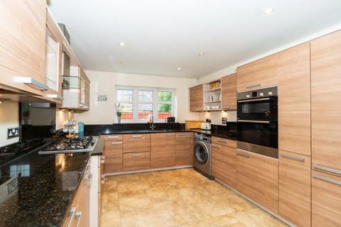 5 bedroom detached house to rent, Turstin Drive, Fleet