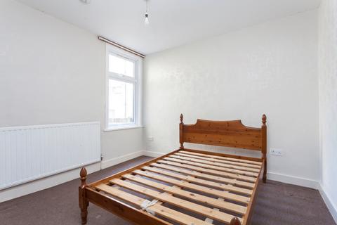 2 bedroom flat to rent, Little Ilford Lane