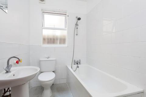 2 bedroom flat to rent, Little Ilford Lane