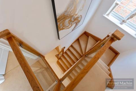 24 Riding Hill, South Croydon, CR2 9LN