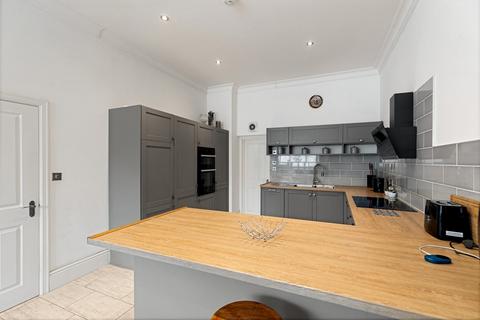 2 bedroom ground floor flat for sale, Sandgate High Street, Sandgate, Folkestone, CT20