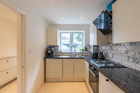 17a Mount Drive, Park Street, St Albans, AL2 2NP