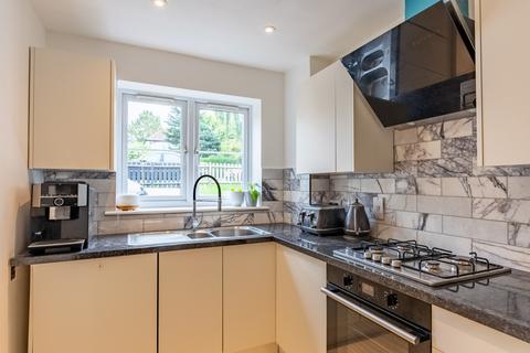 17a Mount Drive, Park Street, St Albans, AL2 2NP