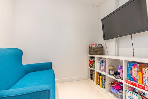 17a Mount Drive, Park Street, St Albans, AL2 2NP