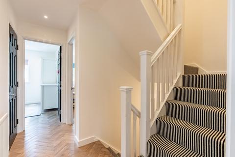 17a Mount Drive, Park Street, St Albans, AL2 2NP