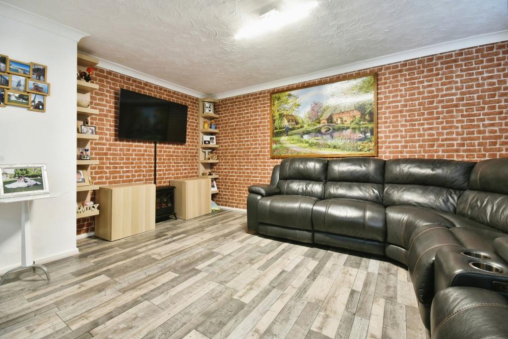 Ravenwood Drive, Manchester M34 3 bed detached house for sale £300,000