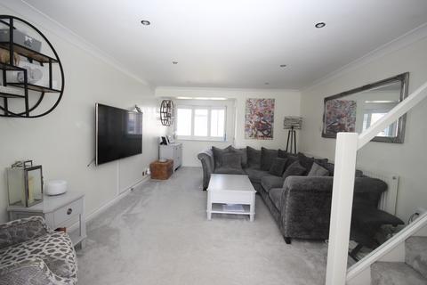 3 bedroom semi-detached house to rent, Feering Road, Billericay