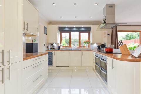 5 bedroom detached house for sale, Brisley Court, Kingsnorth