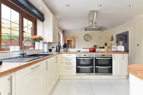 5 bedroom detached house for sale, Brisley Court, Kingsnorth