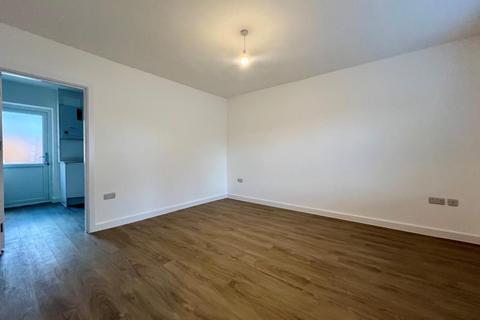 3 bedroom end of terrace house to rent, Spencer Close, Woking GU21