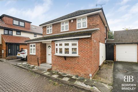 4 bedroom detached house for sale, St. Marys Way, Chigwell