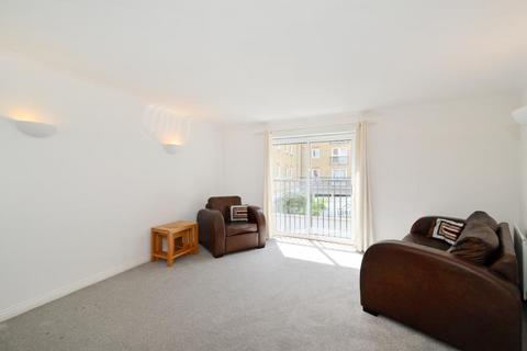 1 bedroom apartment to rent, Lockview Court Narrow St E14