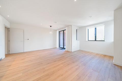 3 bedroom apartment to rent, Voss Court London SW16