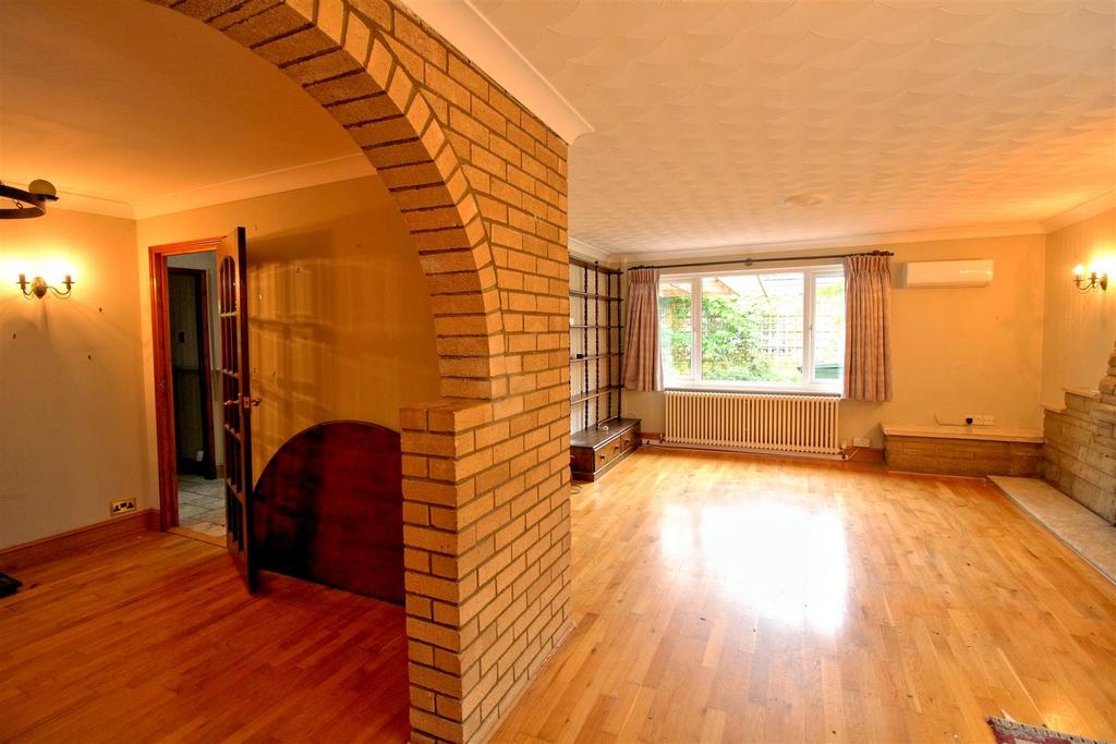 Dining area into lounge