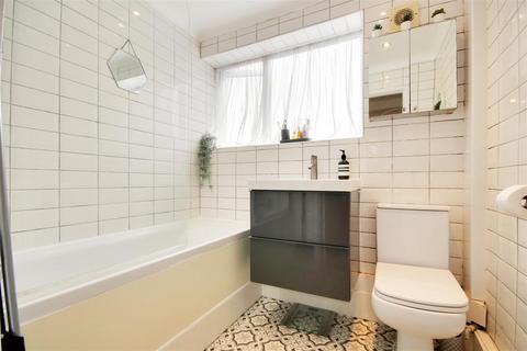 17 Carleton Road, Cheshunt, Waltham Cross, EN8 0BD