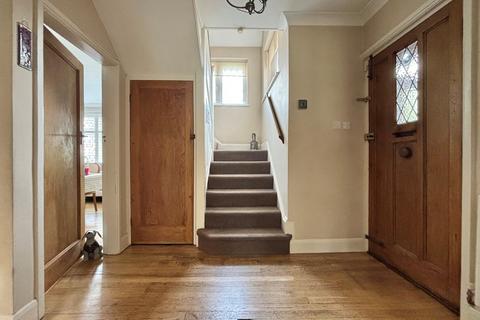 8 Den Close, Beckenham, BR3 6RP