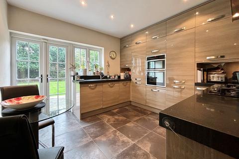 8 Den Close, Beckenham, BR3 6RP