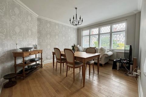 8 Den Close, Beckenham, BR3 6RP
