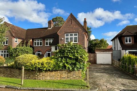 8 Den Close, Beckenham, BR3 6RP