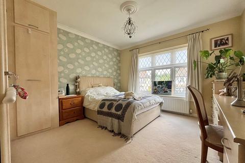 8 Den Close, Beckenham, BR3 6RP