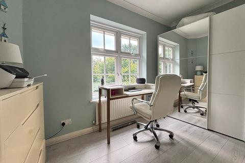 8 Den Close, Beckenham, BR3 6RP