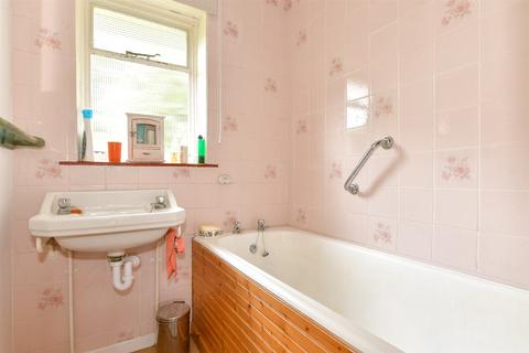33 Clifton Close, Rochester, ME2 2HG