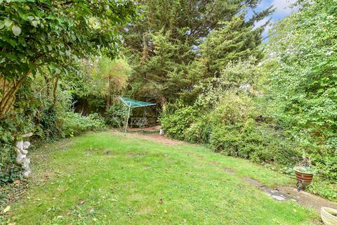 33 Clifton Close, Rochester, ME2 2HG