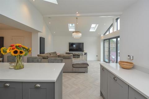 32 Shevon Way, Brentwood, CM14 4PJ