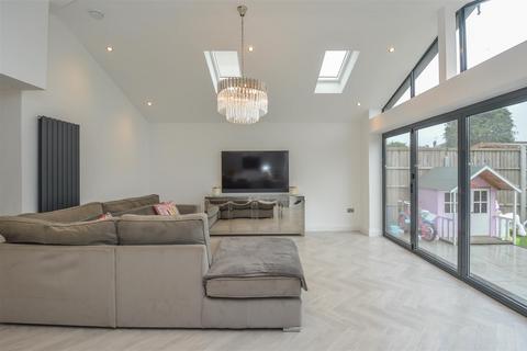 32 Shevon Way, Brentwood, CM14 4PJ