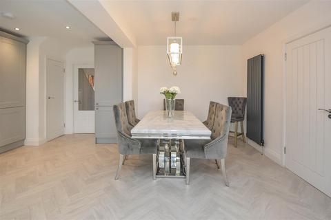 32 Shevon Way, Brentwood, CM14 4PJ