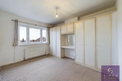 2 bedroom house to rent, The Lindens, Friern Park, London