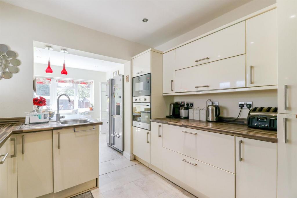Elmfield Road, London E4 3 bed semidetached house for sale £680,000