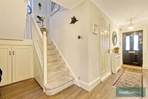 4 bedroom detached house for sale, Stradbroke Grove, Essex IG9