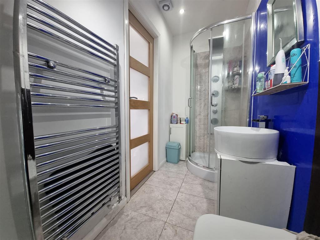 En suite shower room/w.c.