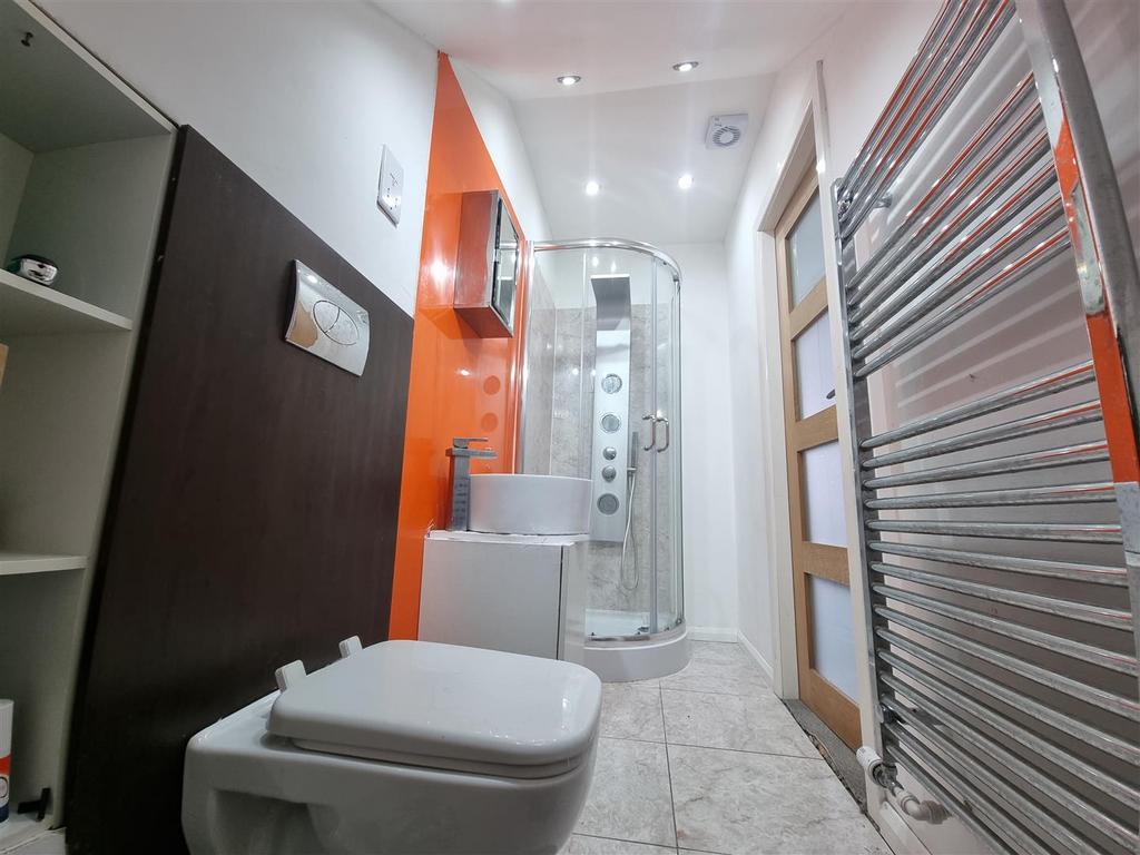 En suite shower room/w.c.