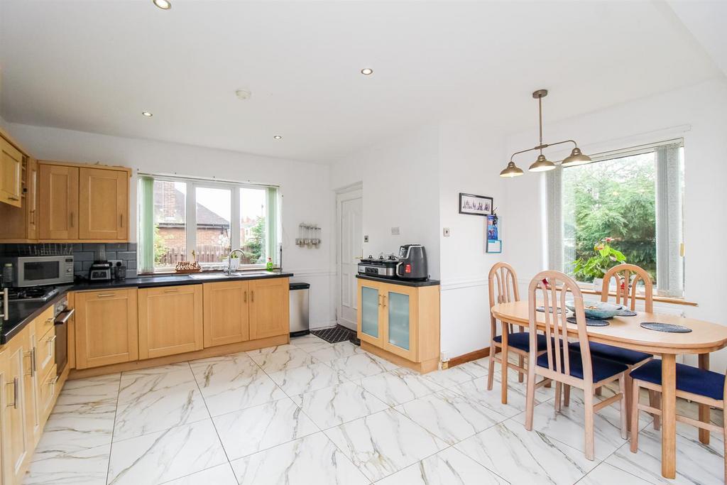 Open plan kitchen/dining/living room