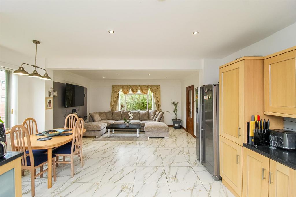 Open plan kitchen/dining/living room