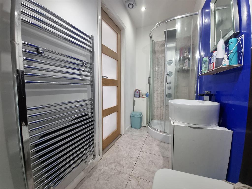 En suite shower room/w.c.